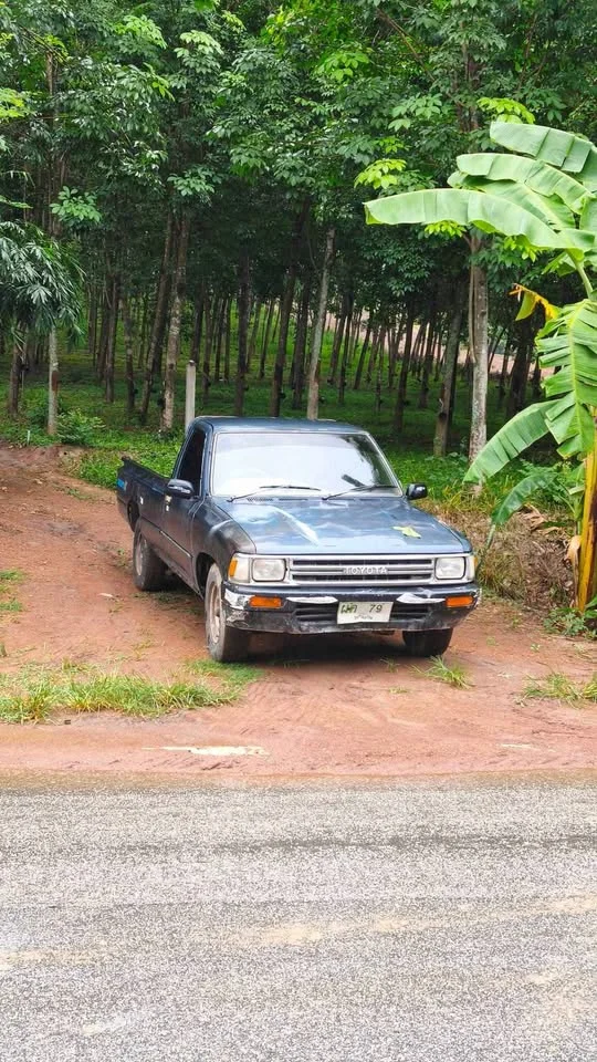1990 Toyota Hilux Mighty-X V 3