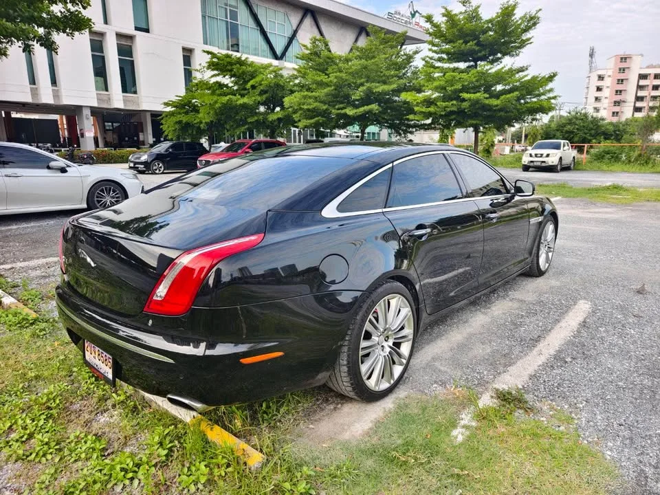 2010 Jaguar XJ X351 3