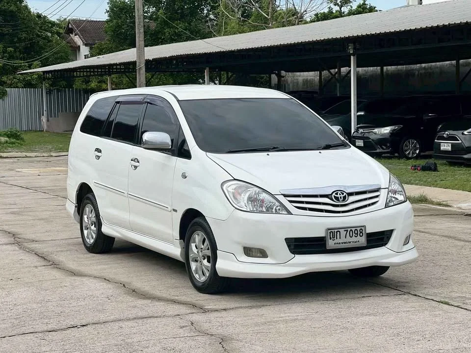 2011 Toyota Innova I 2