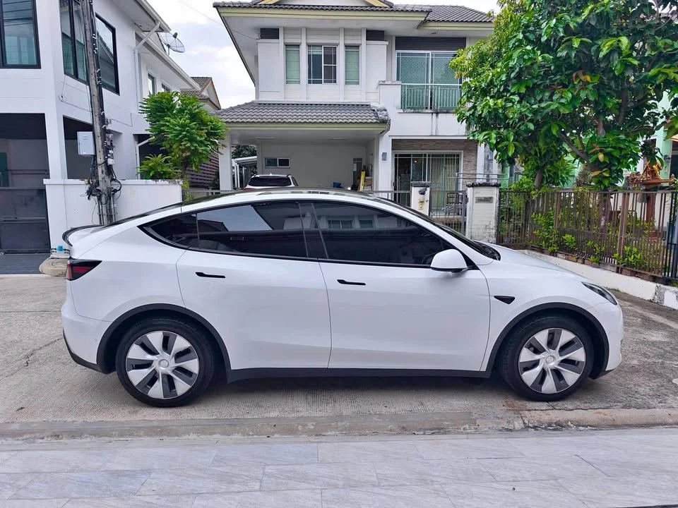 2023 Tesla Model Y 2