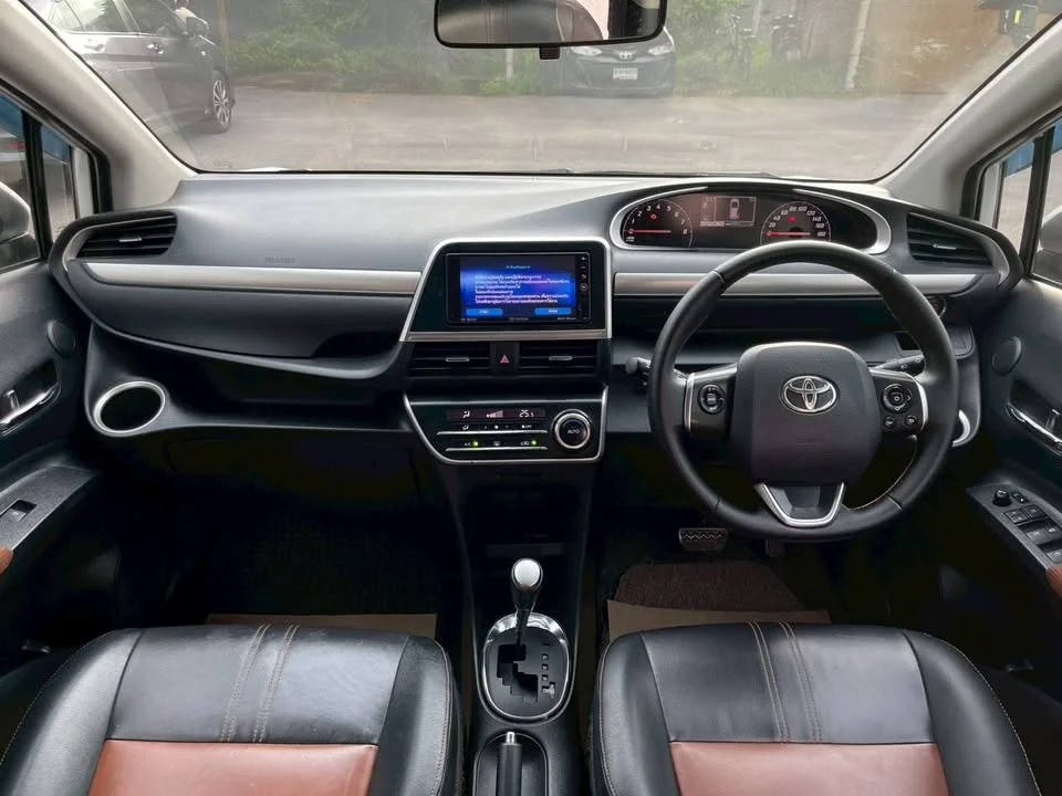 2017 Toyota Sienta II 2