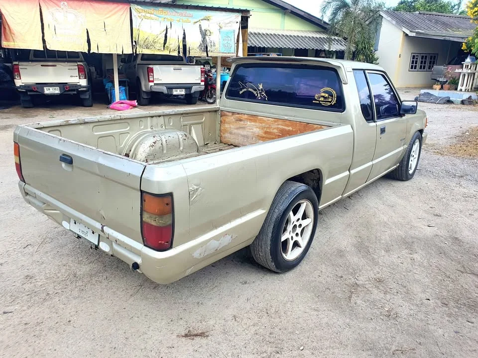 1996 Mitsubishi Triton II 2