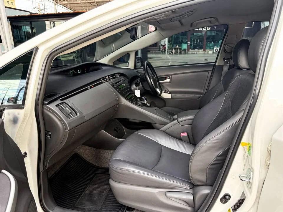2011 Toyota Prius III 2