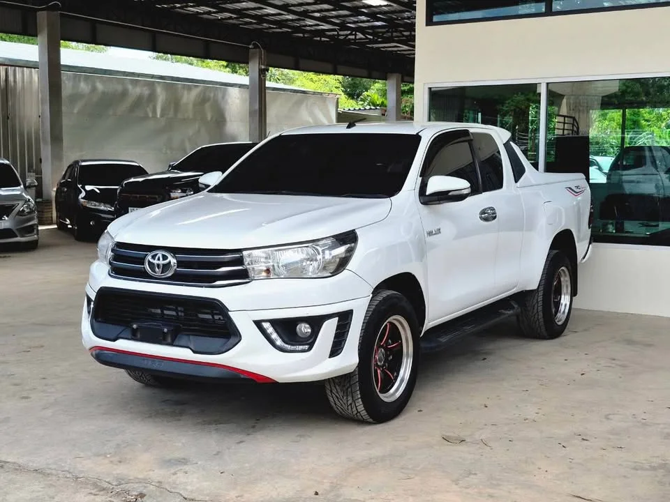 2017 Toyota Hilux VIII 2