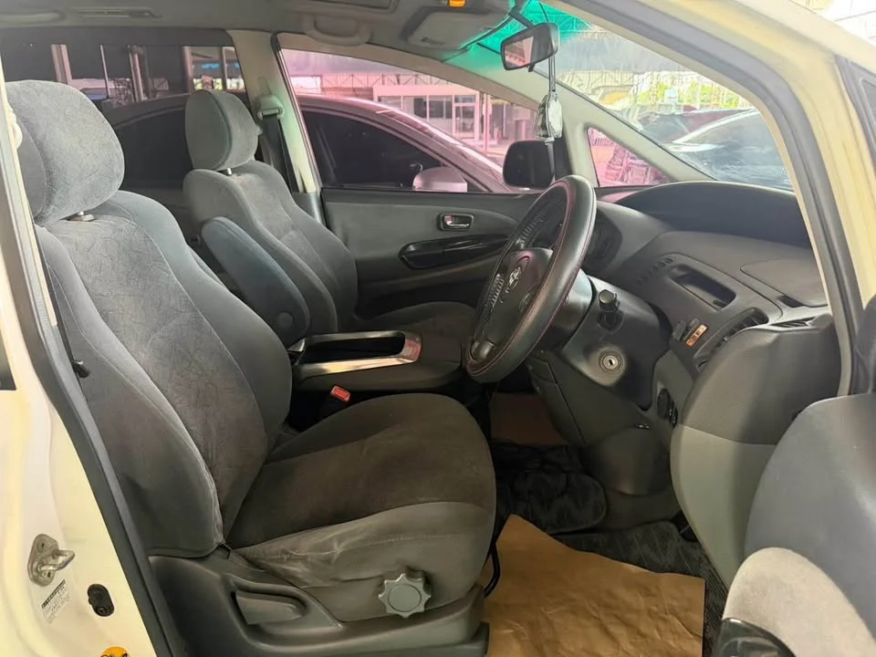 2004 Toyota Estima II 2