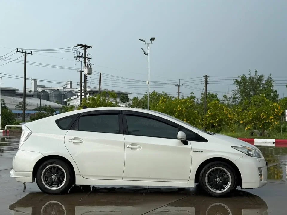 2011 Toyota Prius III 3