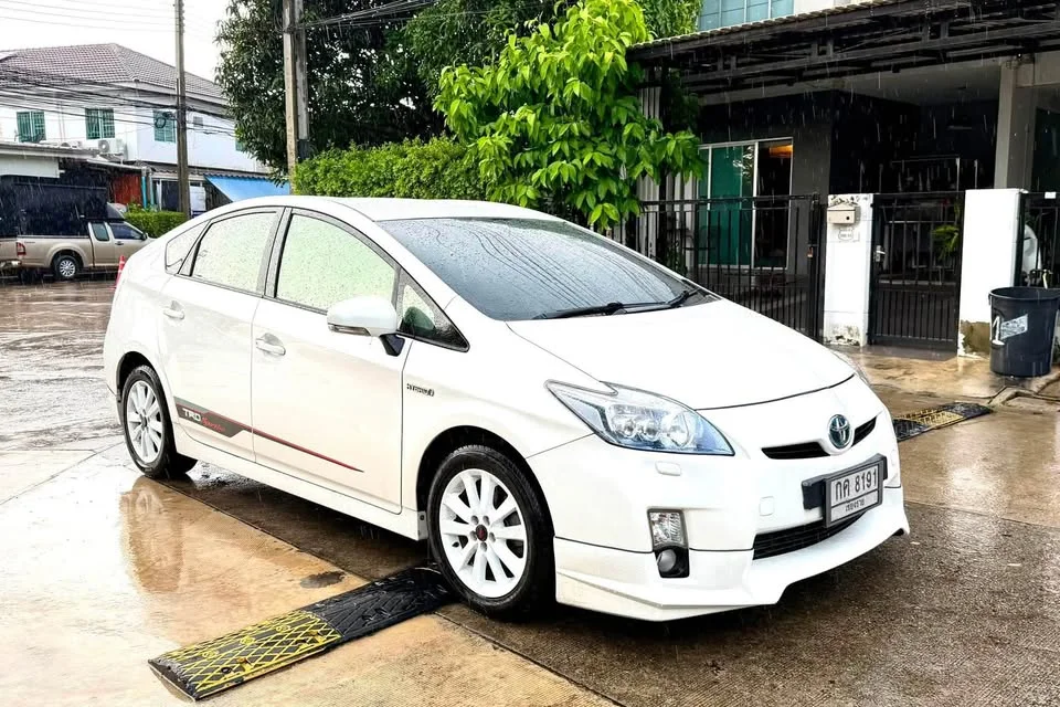 2012 Toyota Prius III 2