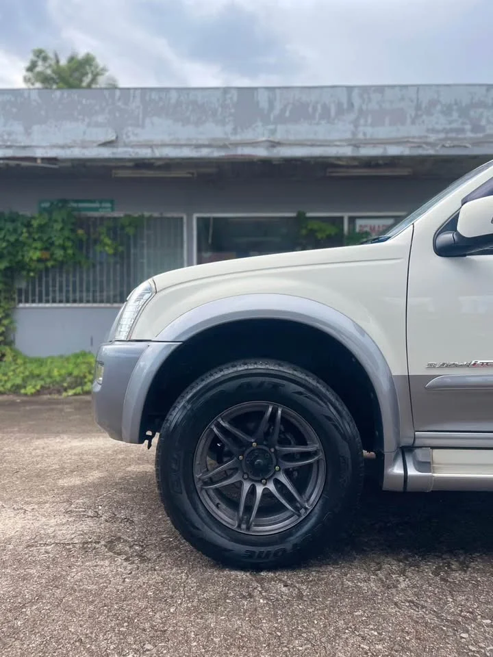 2006 Isuzu MU-7 2