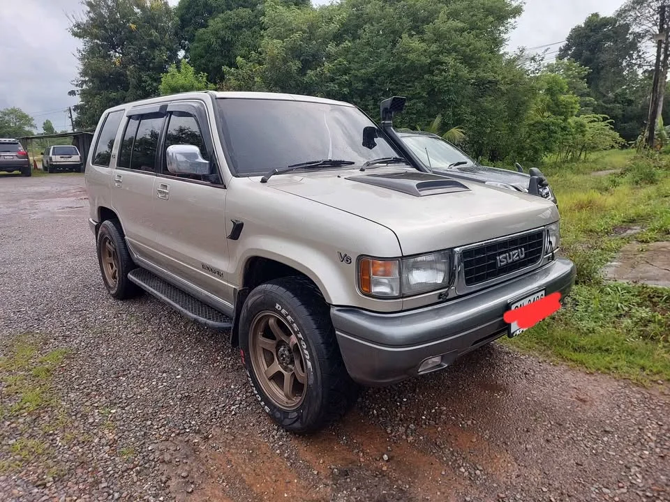 1996 Isuzu Trooper II 2