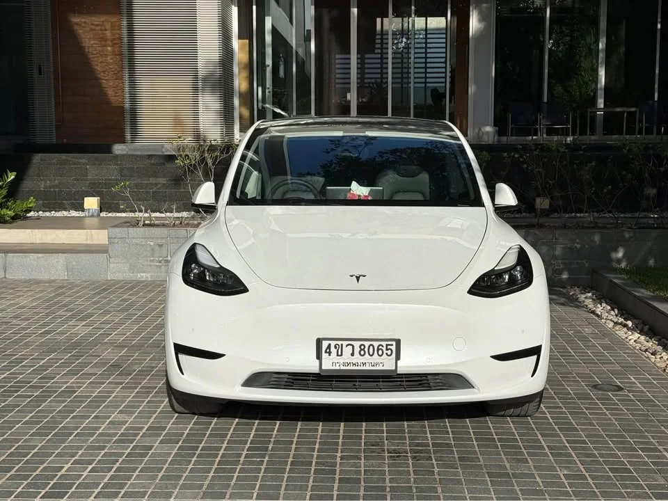 2023 Tesla Model Y 2