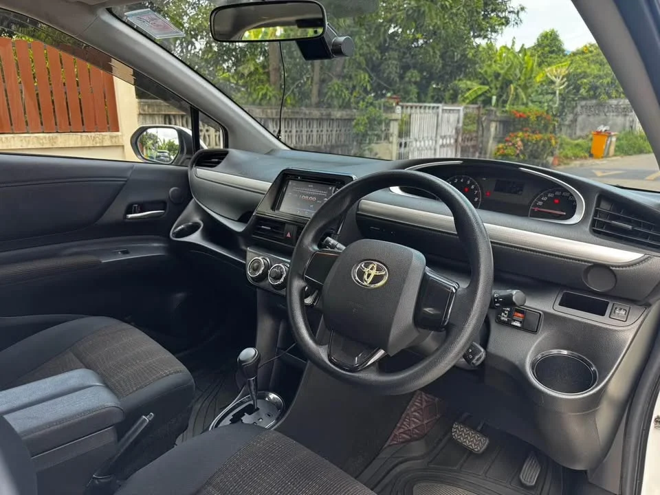2017 Toyota Sienta II 3