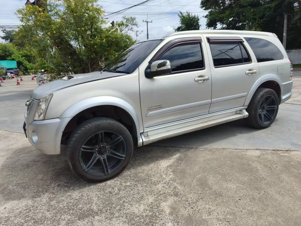 2008 Isuzu MU-7 2