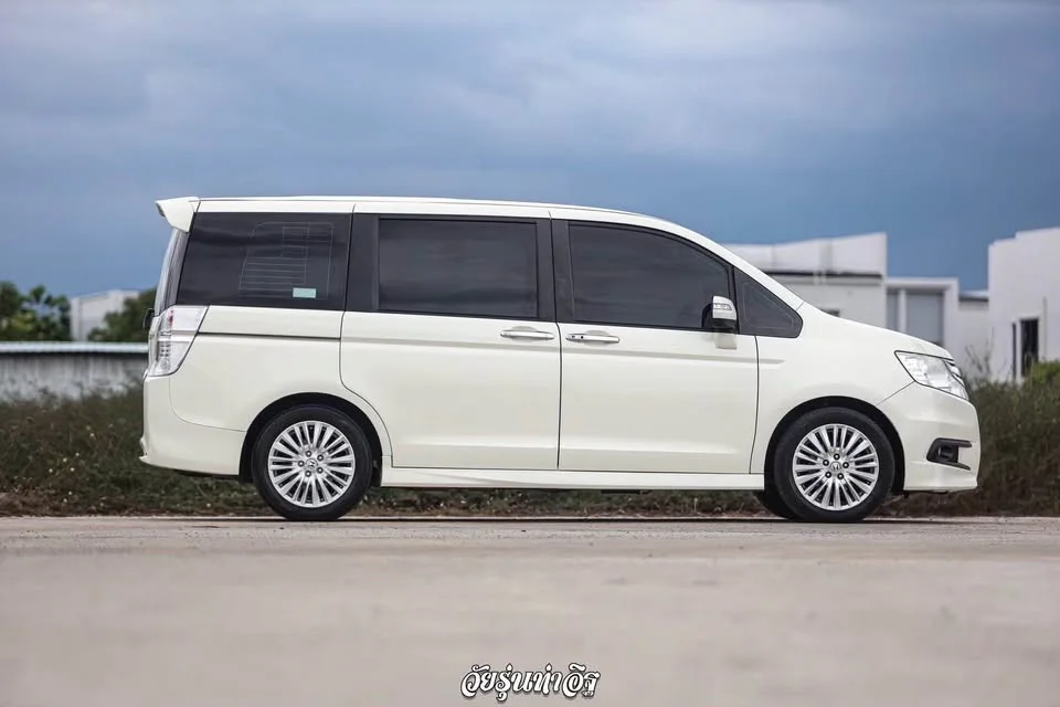 2013 Honda Stepwgn IV 2