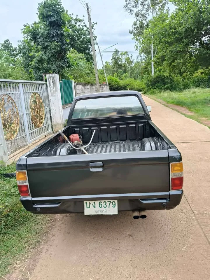1992 Mitsubishi Triton II 2