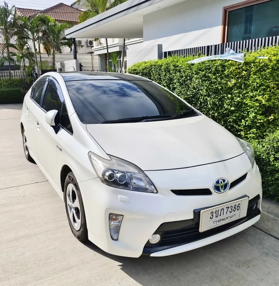 2014 Toyota Prius III 2