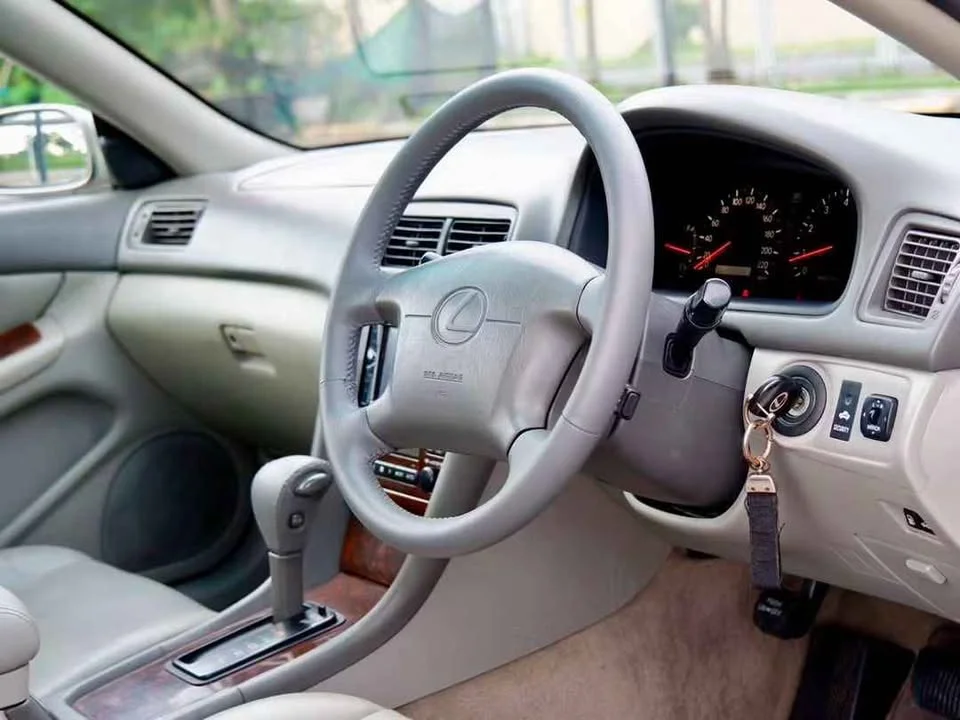 2000 Lexus ES III 2