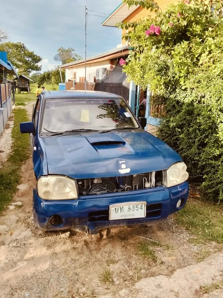 2002 Nissan Frontier I 3