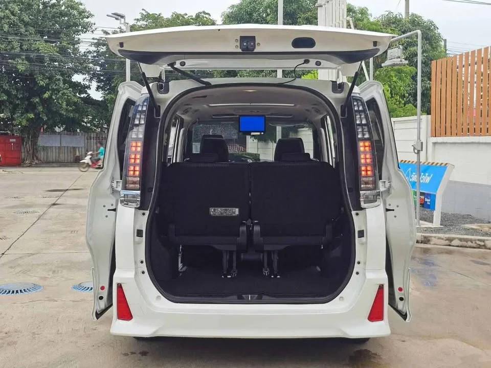 2016 Toyota Voxy III 2