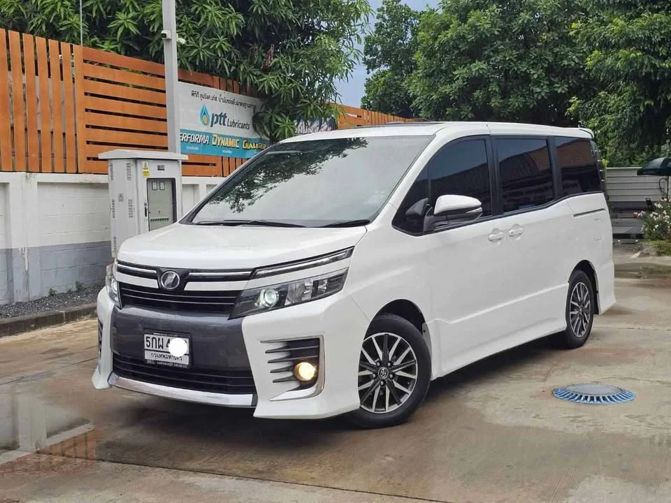 2016 Toyota Voxy III 3
