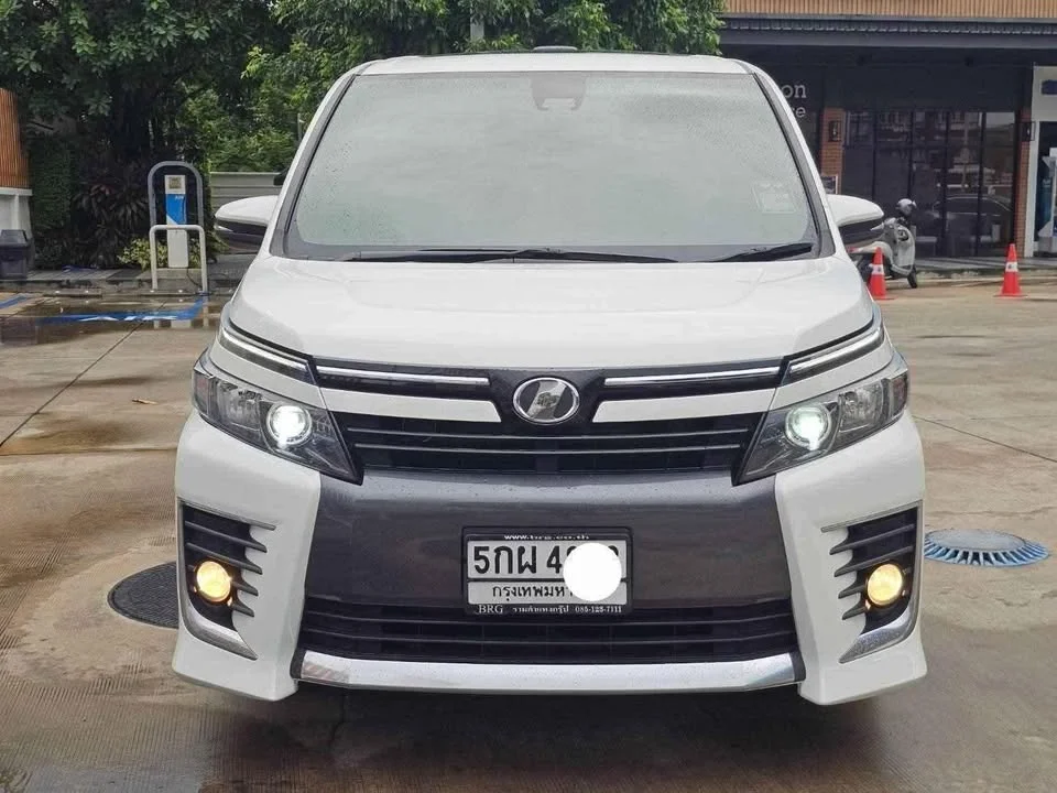 2016 Toyota Voxy III 2