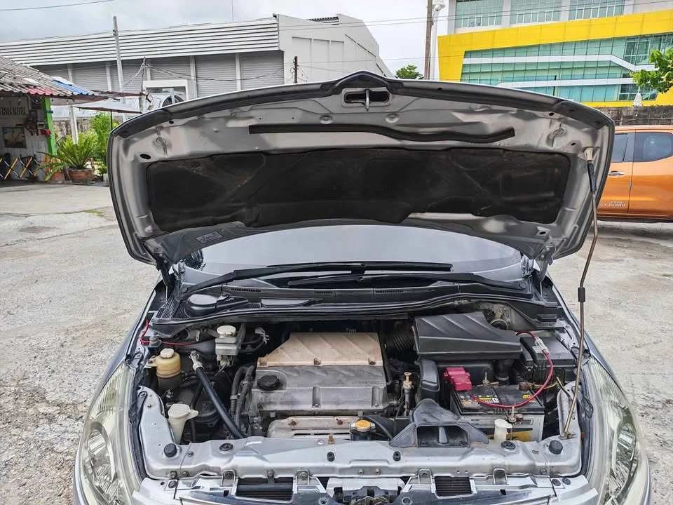 2010 Mitsubishi Space Wagon IV 2