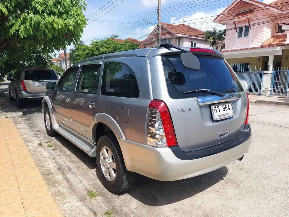 2004 Isuzu MU-7 3