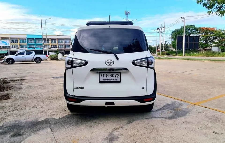 2017 Toyota Sienta II 2