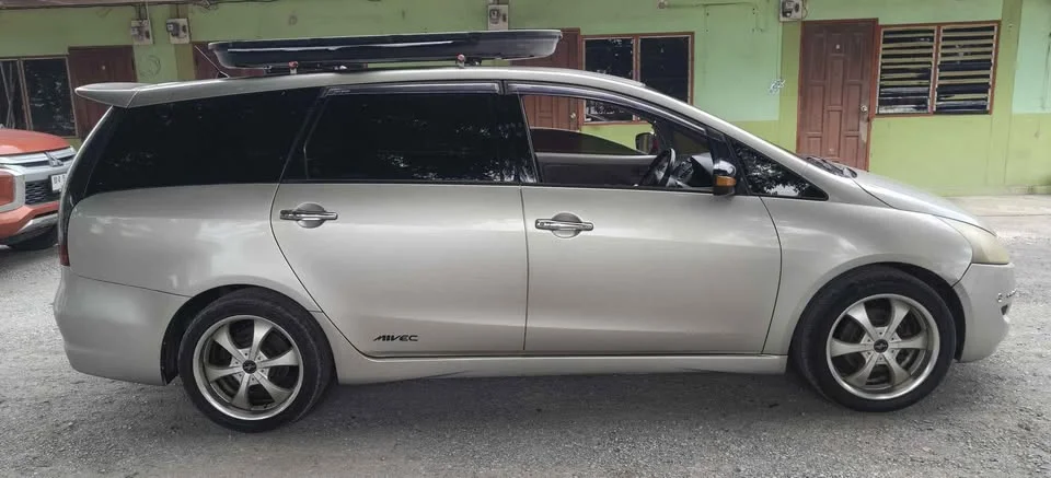 2005 Mitsubishi Space Wagon IV 3