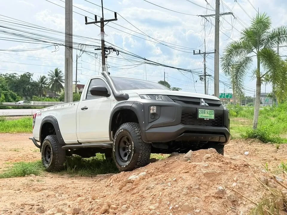 2022 Mitsubishi Triton V 2