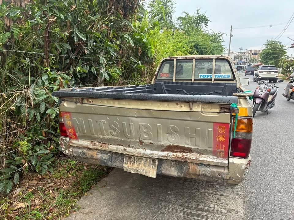 1996 Mitsubishi Triton II 3