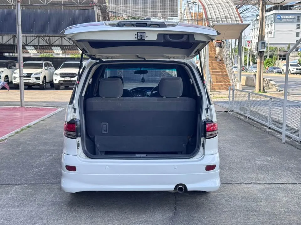 2004 Toyota Estima II 2