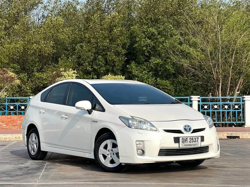 2011 Toyota Prius III 2