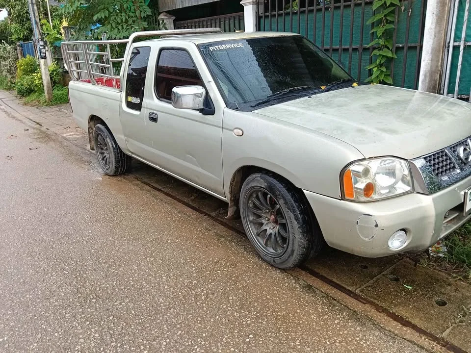 2003 Nissan Frontier I 3