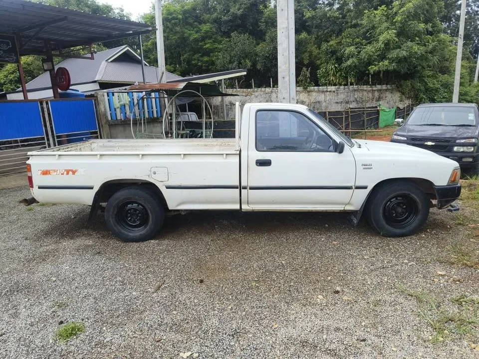 1990 Toyota Hilux Mighty-X V 3