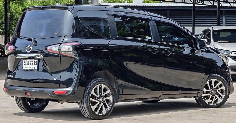 2017 Toyota Sienta II 2