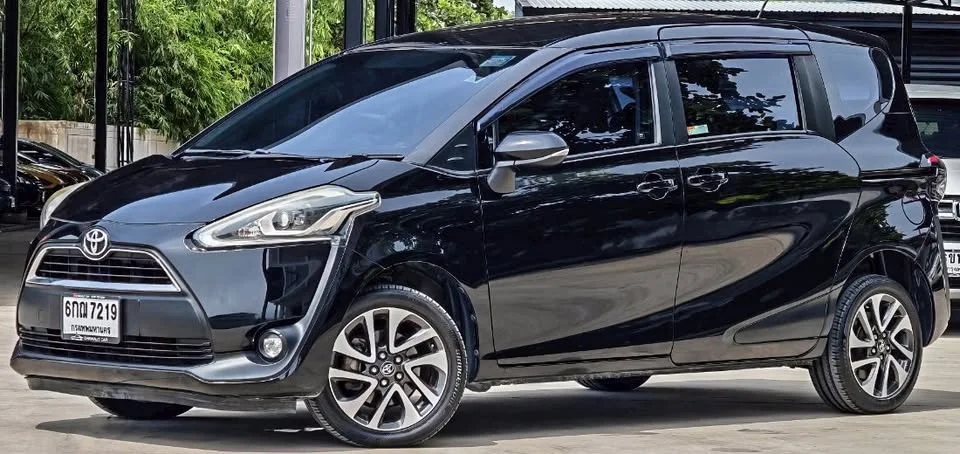 2017 Toyota Sienta II 3