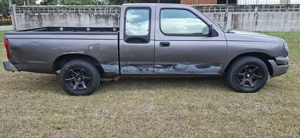 2000 Nissan Frontier I 3