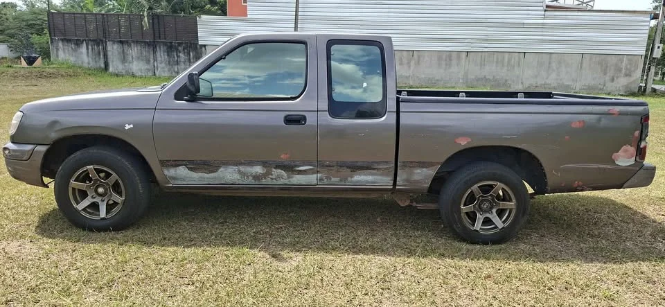 2000 Nissan Frontier I 2