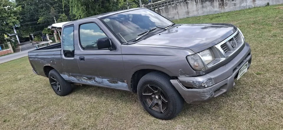 2000 Nissan Frontier I 2