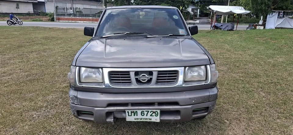 2000 Nissan Frontier I 3