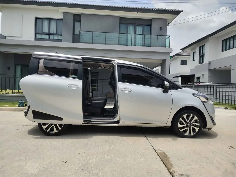 2017 Toyota Sienta II 2