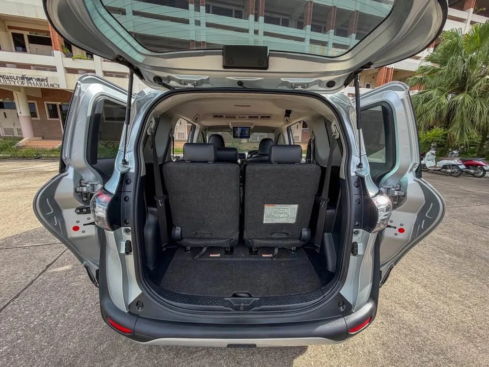 2017 Toyota Sienta II 2