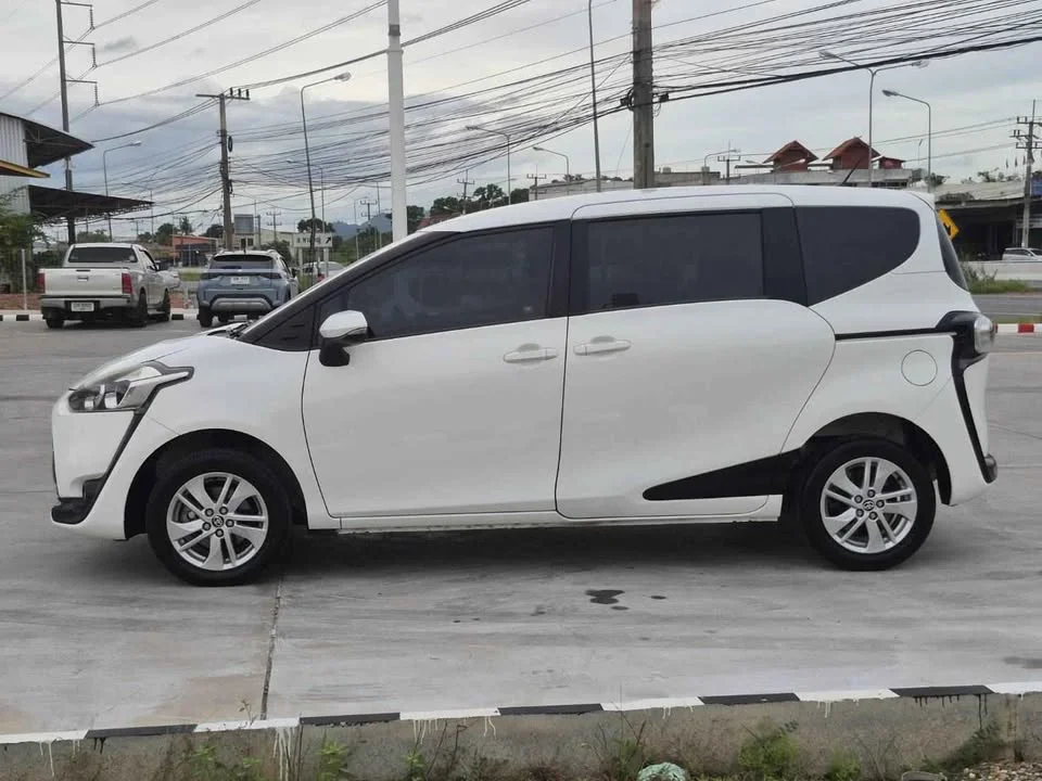 2017 Toyota Sienta II 3