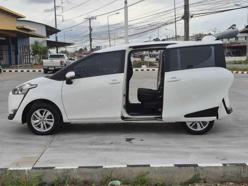 2017 Toyota Sienta II 2