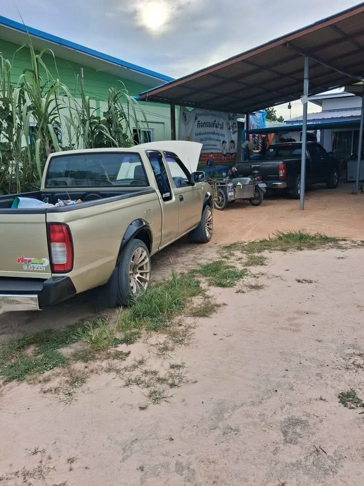 2004 Nissan Frontier I 3