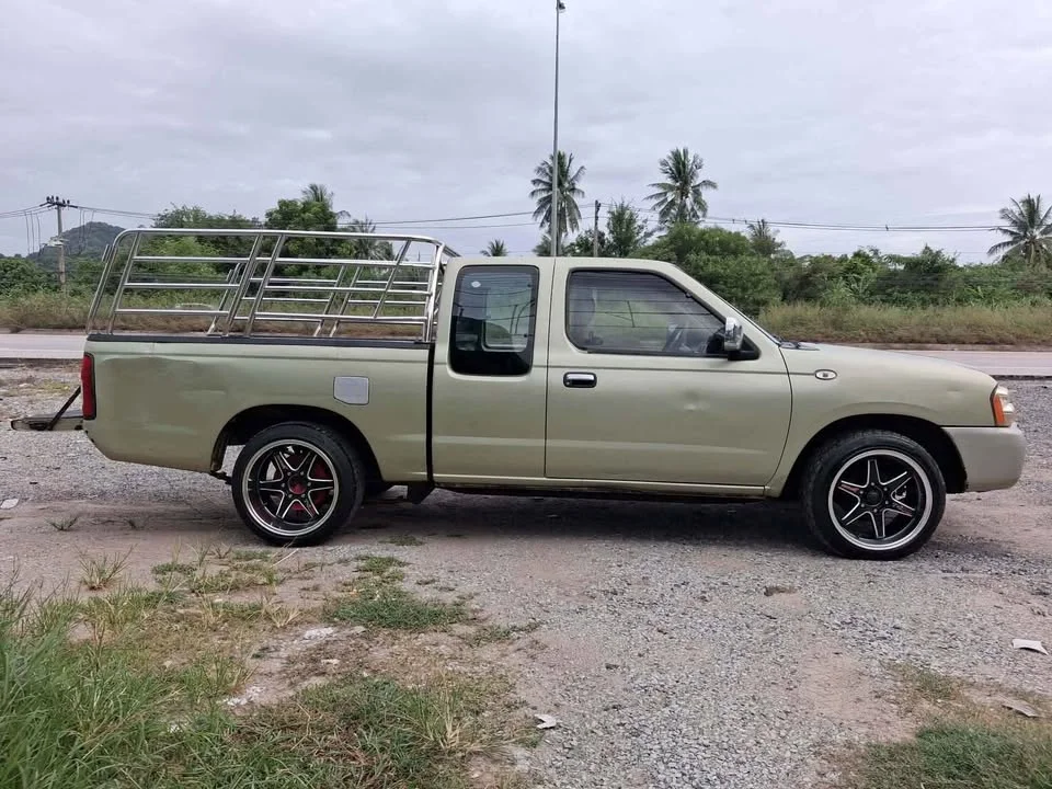2003 Nissan Frontier I 3