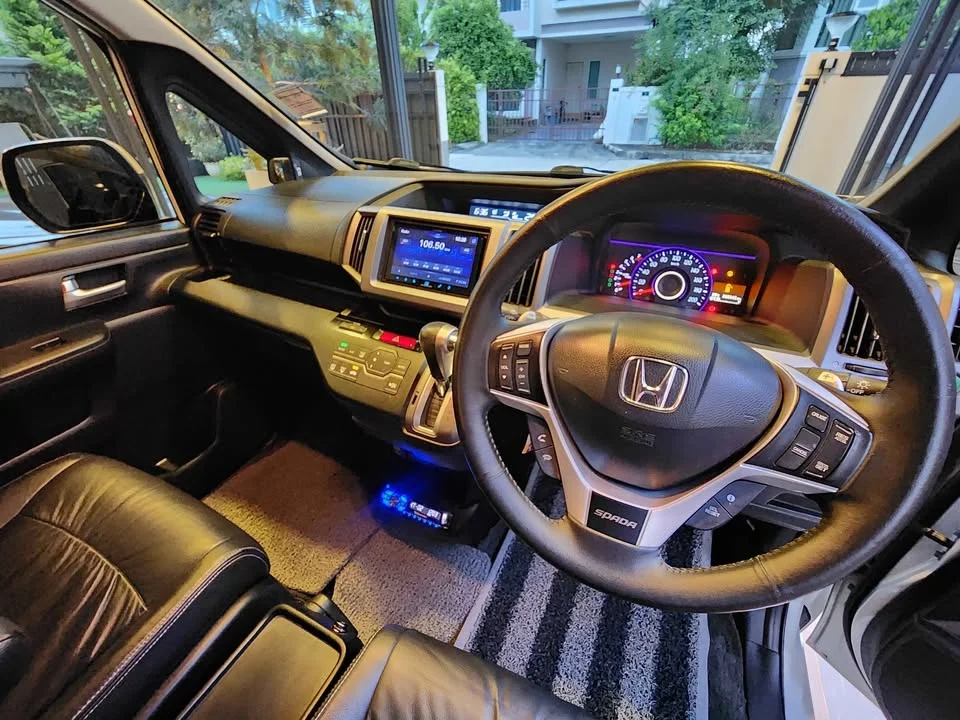 2014 Honda Stepwgn IV 2