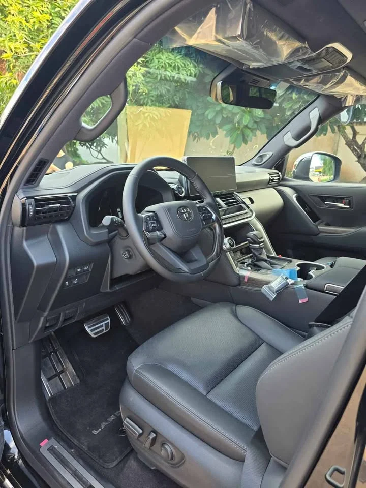 Toyota Land Cruiser J300 3