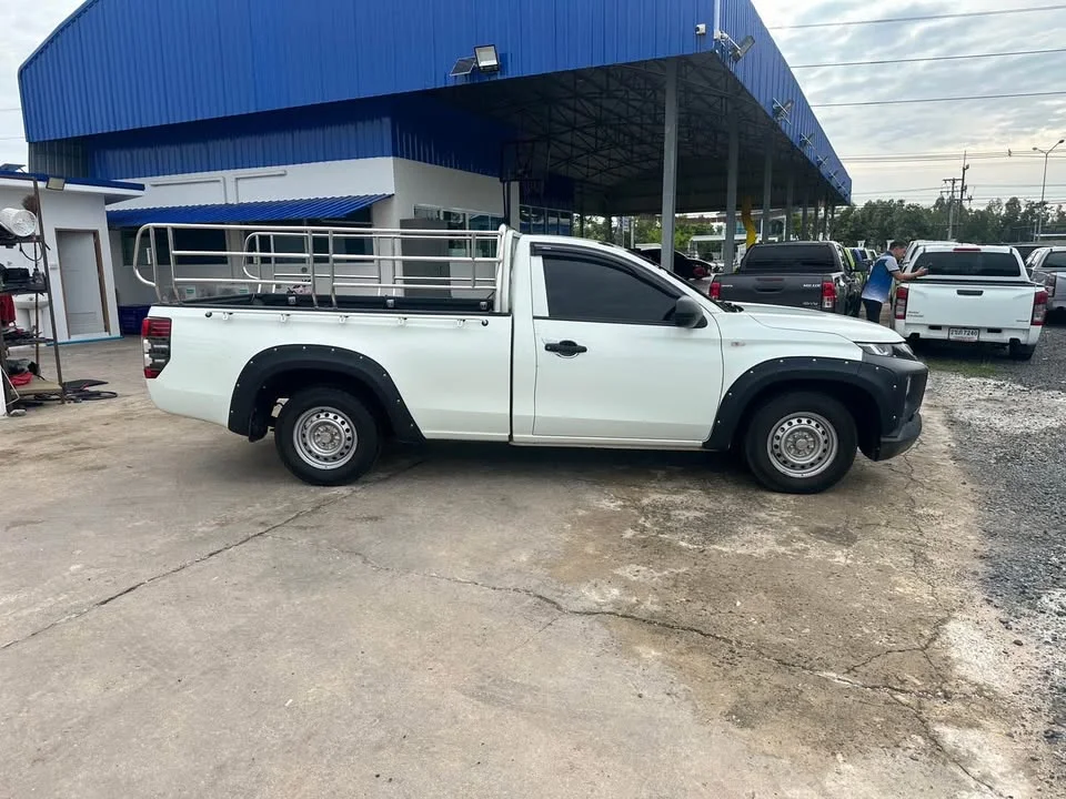 2022 Mitsubishi Triton V 2