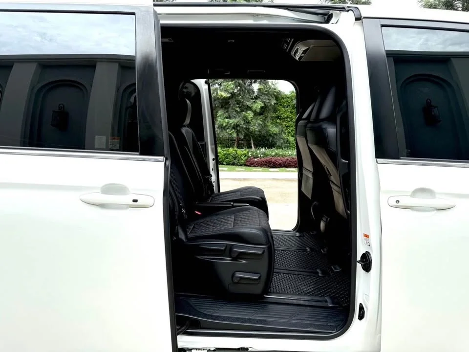 2024 Toyota Voxy IV 3